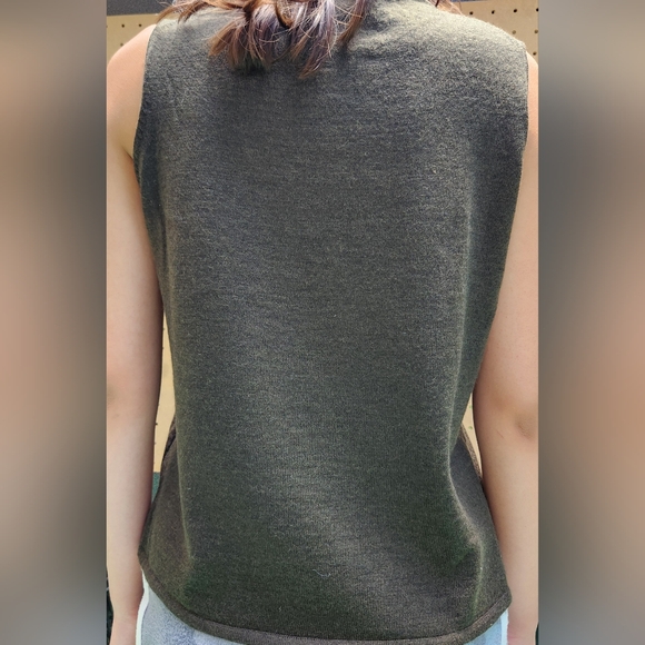 🍀☘️Saks Fifth Avenue "The Works" Olive Sleeveless Sweater Top- Women's Small - Picture 2 of 5
